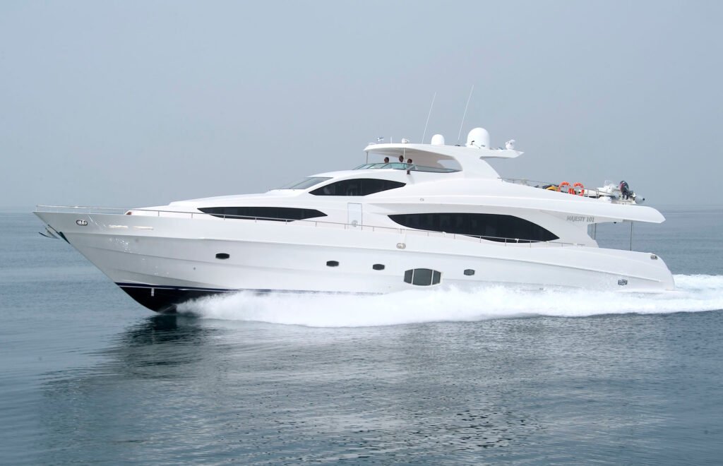 YRD Sovereign 101ft superyacht cruising in Dubai