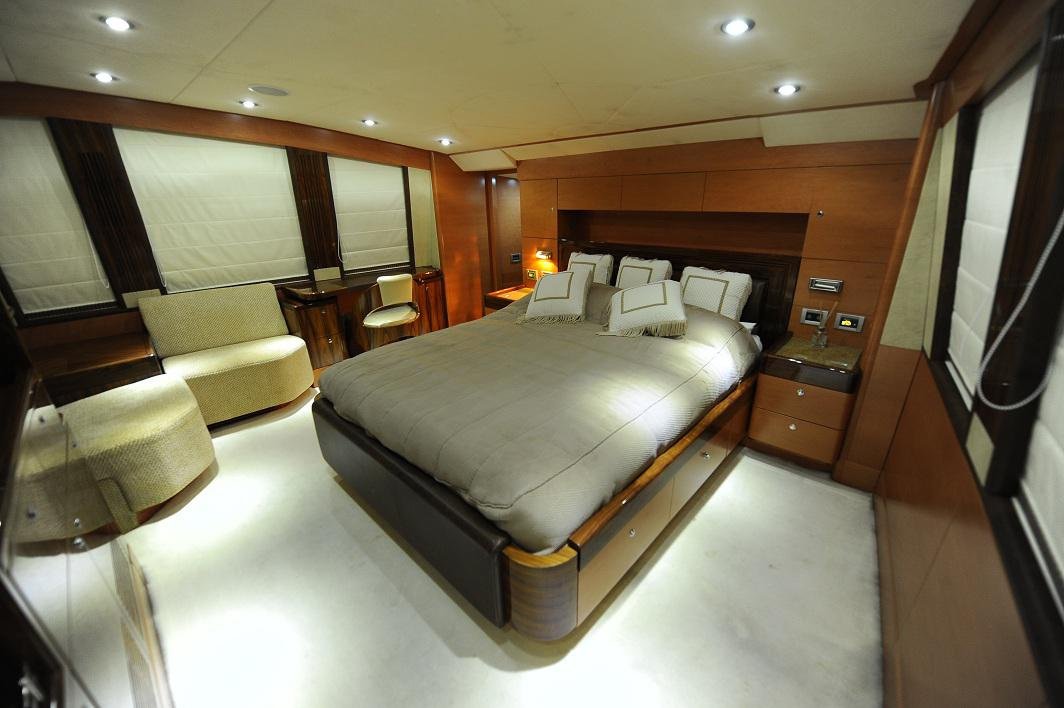 Master bedroom of YRD Sovereign 101ft luxury yacht