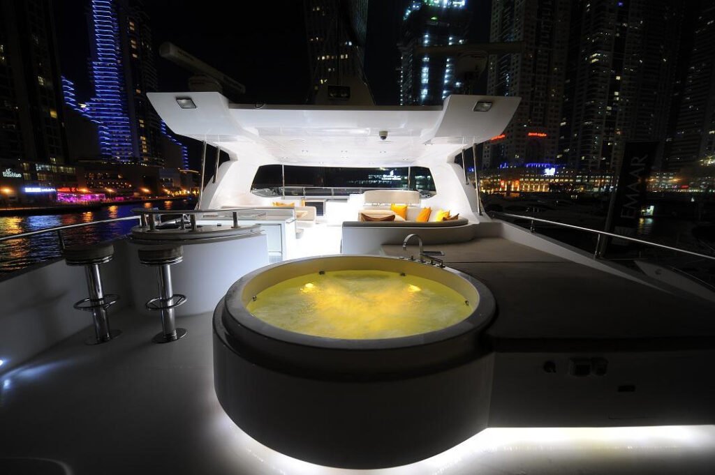منصة الجاكوزي على متن اليخت الفاخر «YRD Sovereign 101ft» في دبي