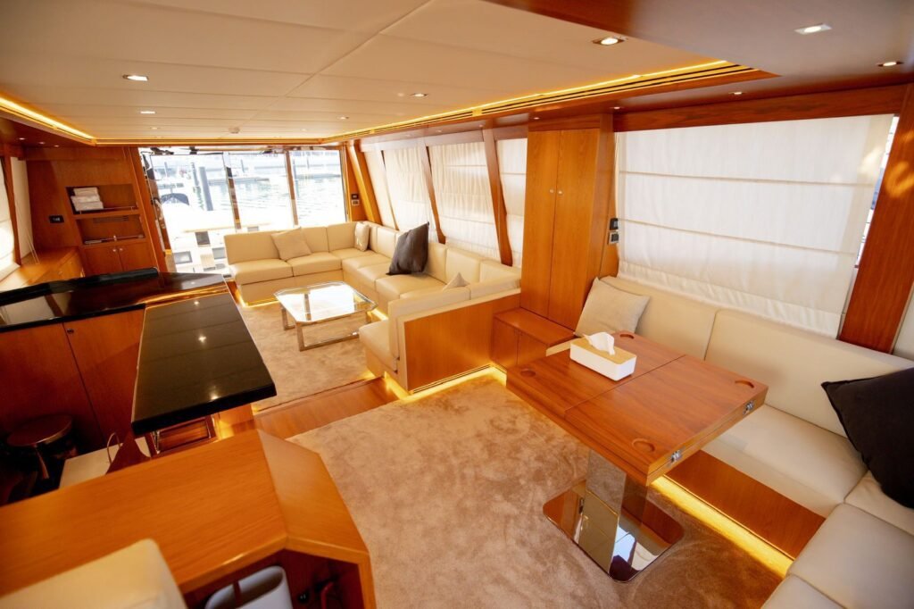 صالون داخلي فاخر مزود بمقاعد منحنية داخل يخت «YRD Prestige 70ft»f