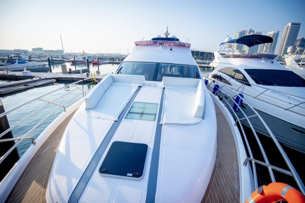 منطقة الاسترخاء في الطابق العلوي على متن يخت «YRD Prestige 70ft»